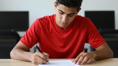Brann har lagt et nytt kontrakttilbud på bordet for den 21 år gamle Jonas Torsvik, som har 115 dager igjen på sin...
